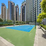 Vayk - Bright & Elegant 2 Bd Apartment With Creek Views