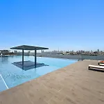 Vayk - Bright & Elegant 2 Bd Apartment With Creek Views