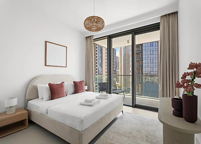 Vayk - Bright & Elegant 2 Bd Apartment With Creek Views