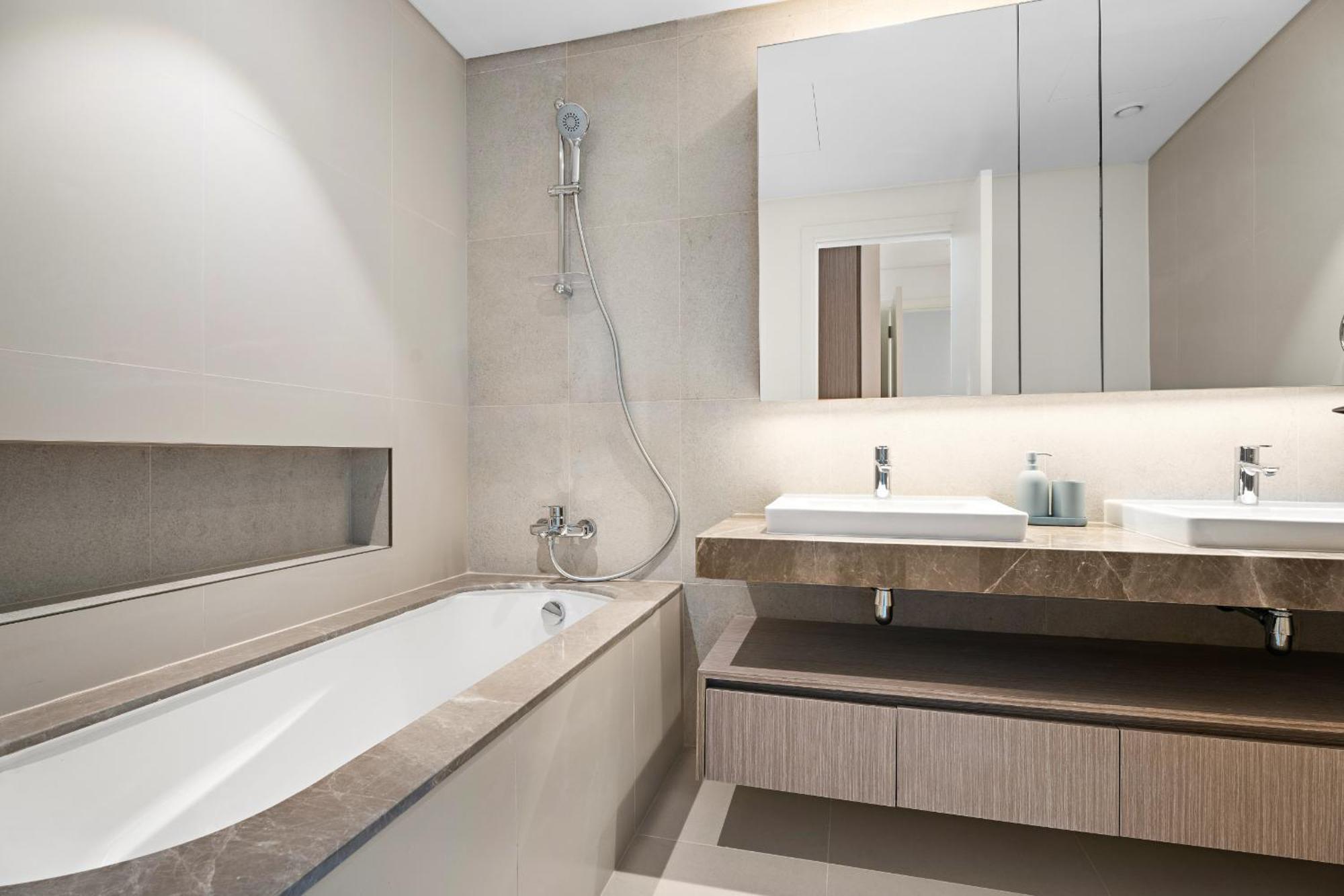 Vayk - Bright & Elegant 2 Bd With Creek Views * Dubai