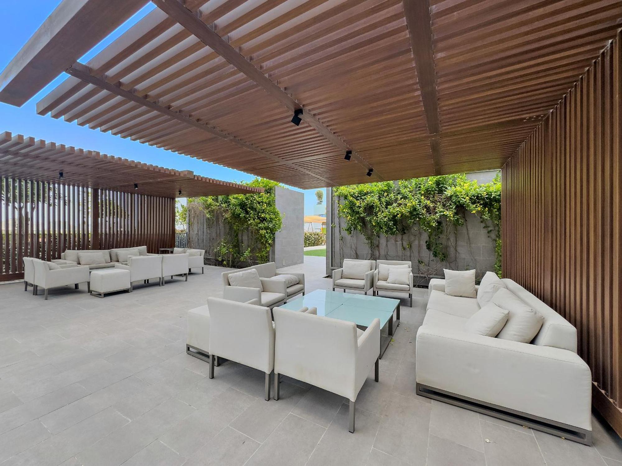 Vayk - Bright & Elegant 2 Bd With Creek Views Apartment *