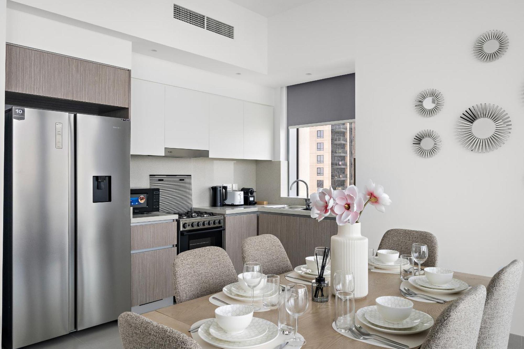 Vayk - Bright & Elegant 2 Bd With Creek Views * Dubai