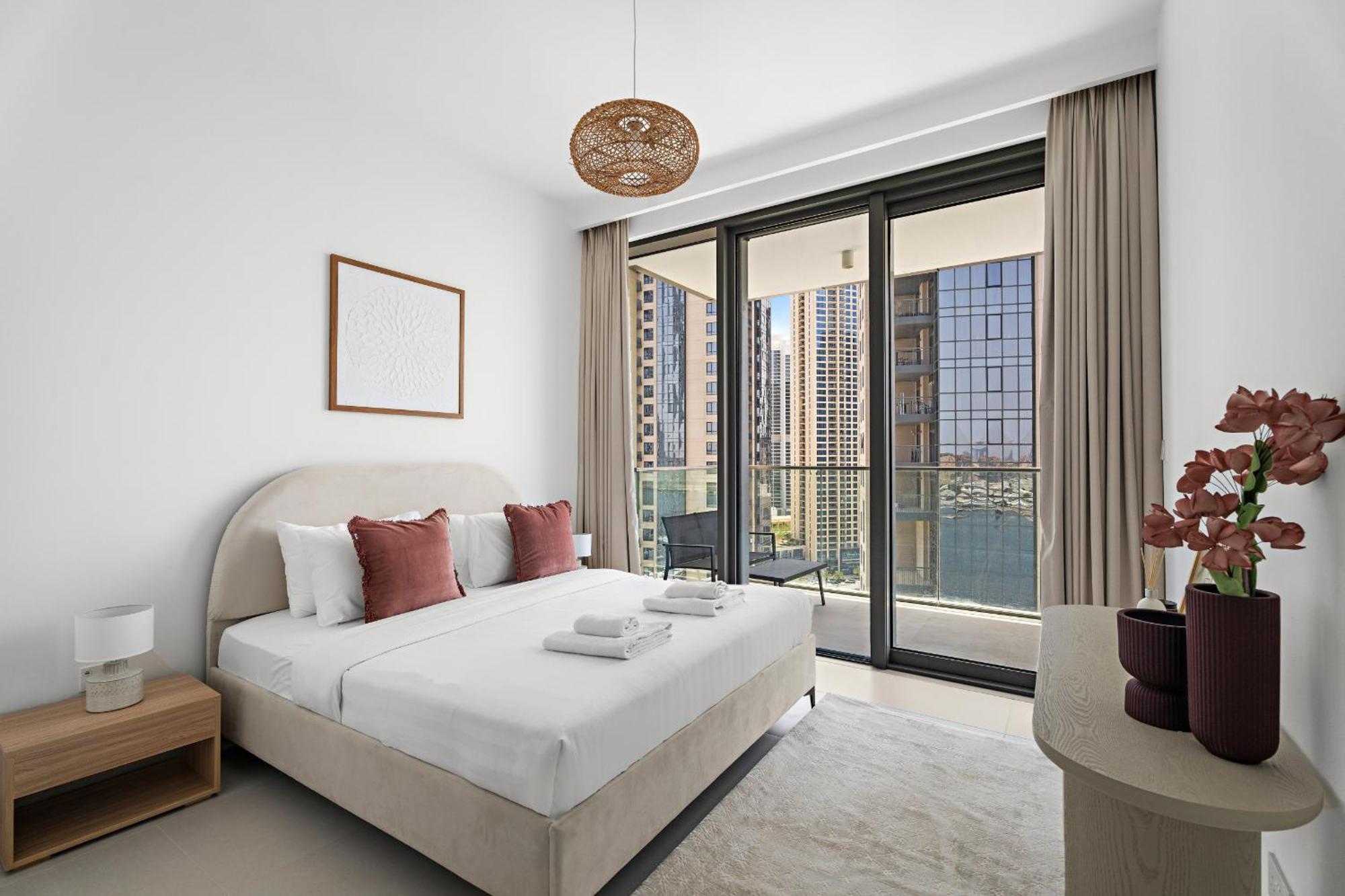 Vayk - Bright & Elegant 2 Bd With Creek Views Apartment