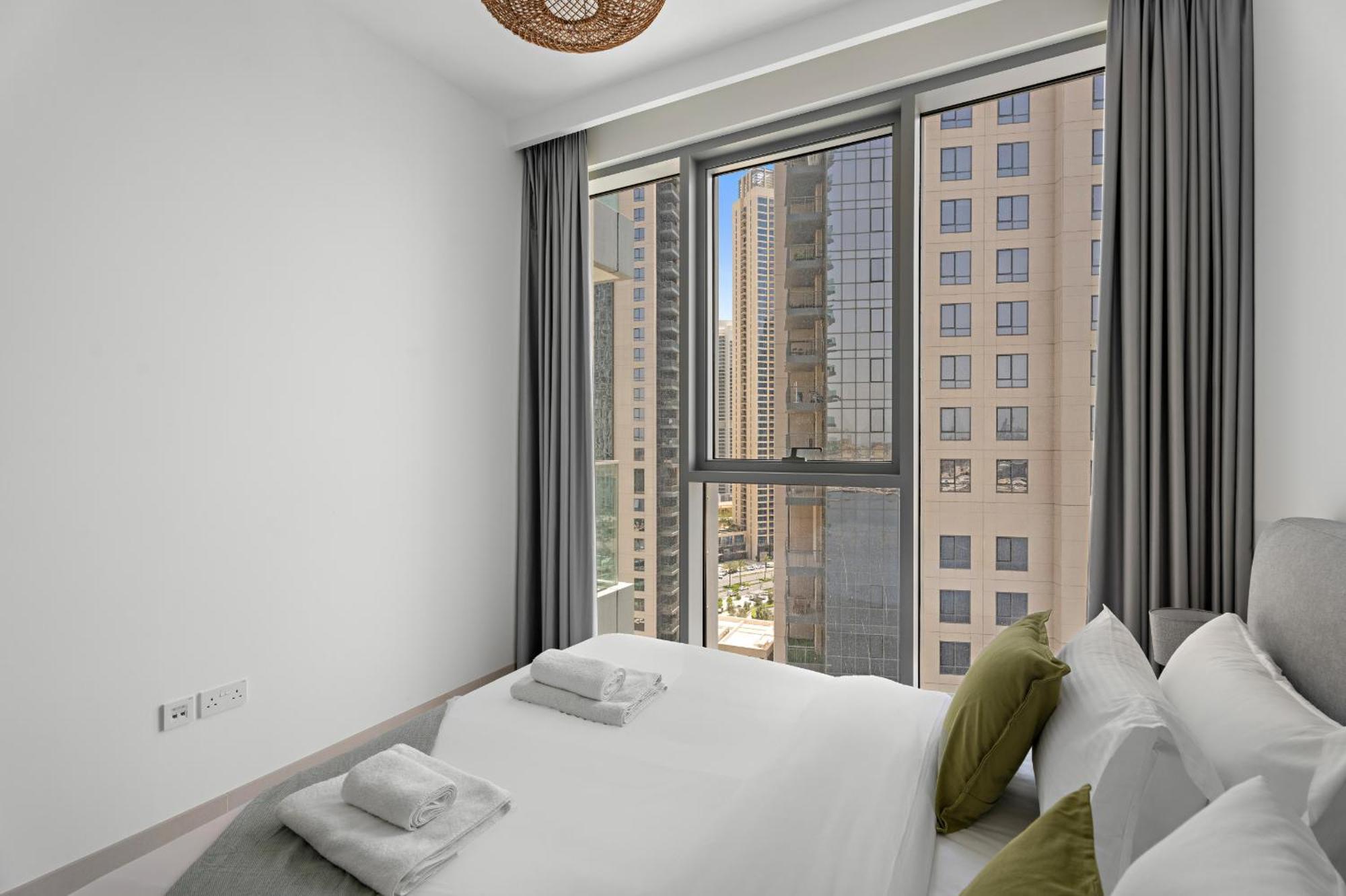 Vayk - Bright & Elegant 2 Bd With Creek Views Apartment Dubai