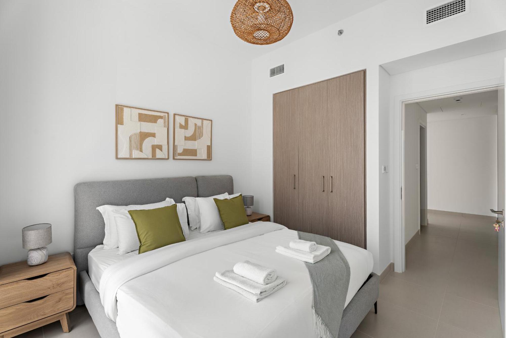 Vayk - Bright & Elegant 2 Bd With Creek Views * Dubai