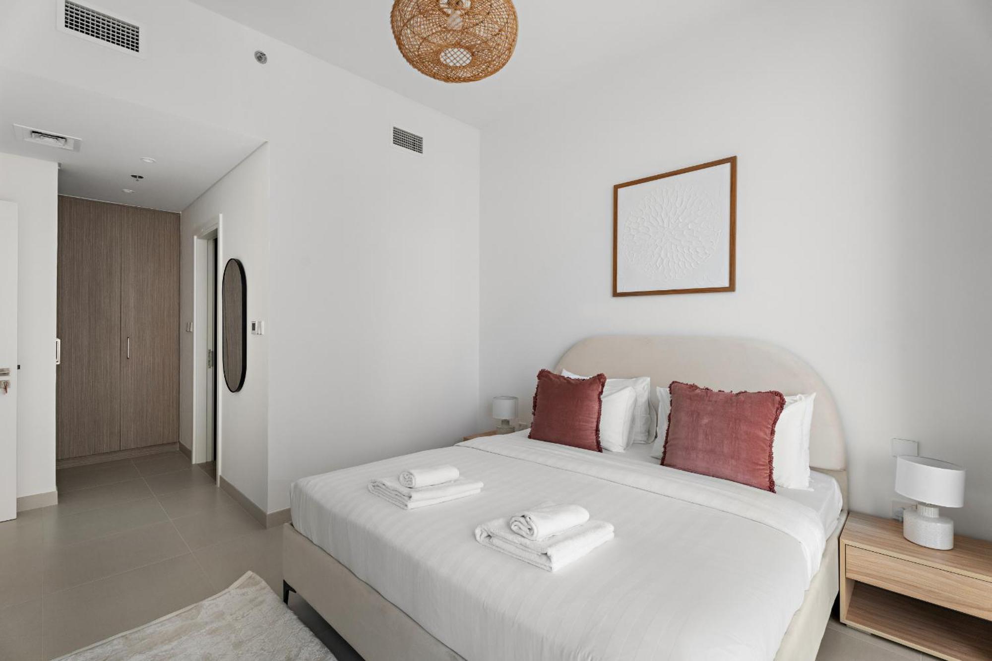 Vayk - Bright & Elegant 2 Bd With Creek Views Apartment Dubai