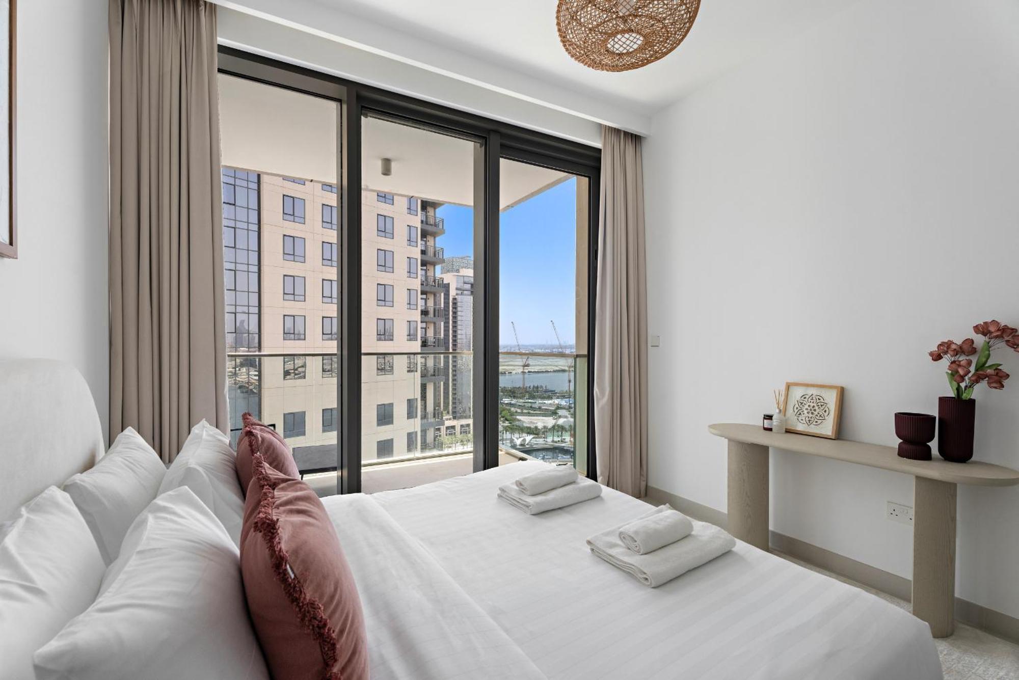 Vayk - Bright & Elegant 2 Bd With Creek Views *