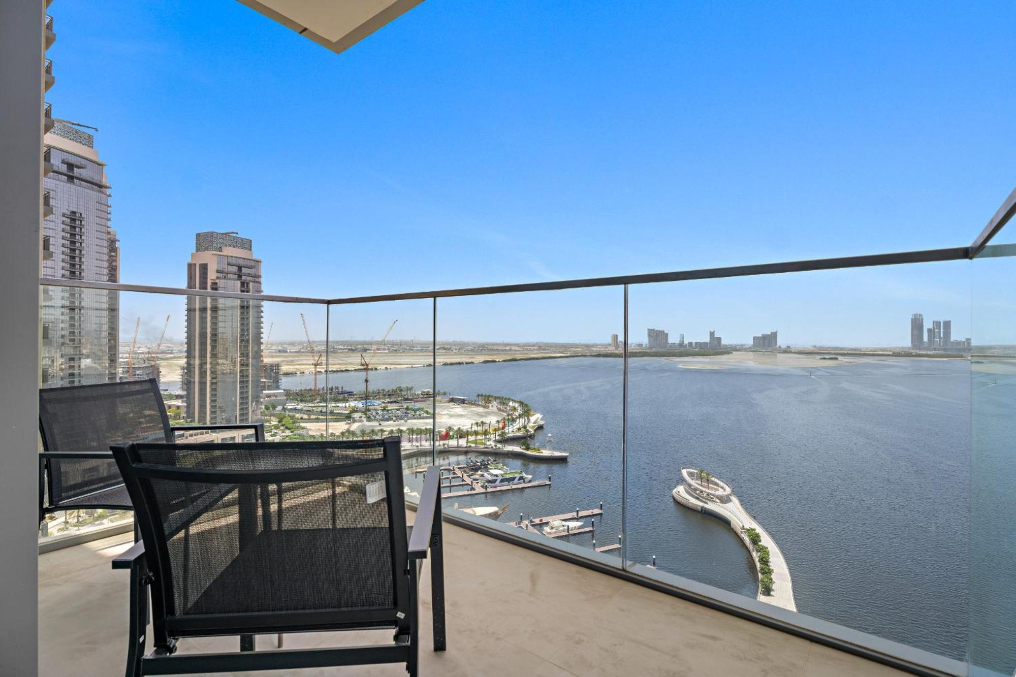 Vayk - Bright & Elegant 2 Bd With Creek Views Apartment *
